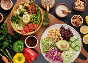 A alimentação reduz o risco de demência? Especialista diz que sim: veja as dietas ideais