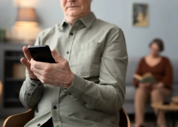 Médicos fazem alerta para uso excessivo de celular por idosos