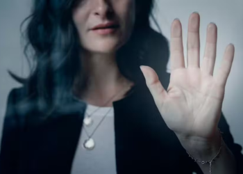 Crime contra a mulher é o mais grave para 60% do país, mas quase metade não vê violência em controlar saídas ou salário