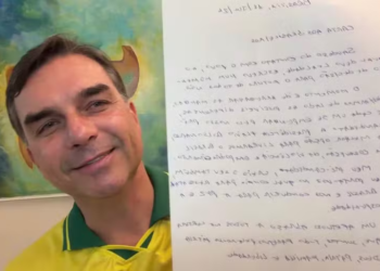 Em carta lida por Flávio, Bolsonaro reforça apoio ao filho: ‘Momento de deixar de lado as diferenças’