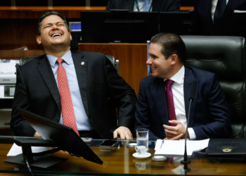 Alcolumbre se irrita com governo Lula após ofensiva da PF, e PT inicia campanha #AprovaSenado