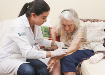 SUS atende idosos acamados em casa: veja como pedir o Padi Brasil