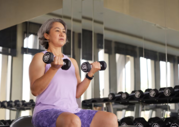 Musculação pode desacelerar envelhecimento cardíaco em idosas, mostra estudo