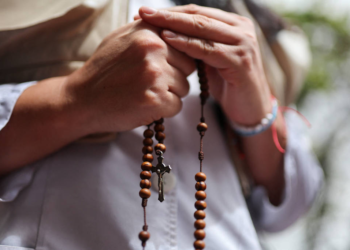 Fé além da religião: ela pode estar na ciência, na educação e em nós mesmos