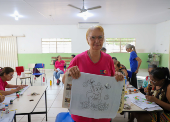 Idosos participam de oficinas de crochê e pintura em tecido no CRAS Cristo Rei