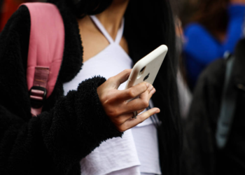 Posse de celular diminui entre crianças pela 1ª vez e cresce entre idosos, diz IBGE