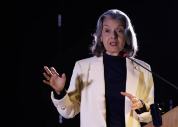Democracia está nas mãos do povo, não em palácios, diz Cármen Lúcia
