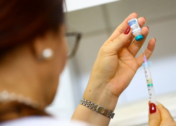 Vacina contra VSR em idosos reduz internações em 75%