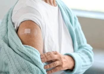Por que manter a caderneta de vacinação em dia é essencial após os 60 anos