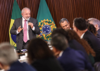Governo Lula vê ministros sob risco de lei eleitoral e aperta cobrança para evitar ações de Flávio no TSE