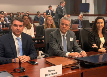 Flávio Bolsonaro diz cumprir papel de Lula nos EUA e que adiou retorno por reuniões sobre tarifaço