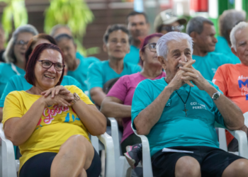 Conexão de gerações promove encontro entre crianças e idosos durante as férias escolares em Cuiabá