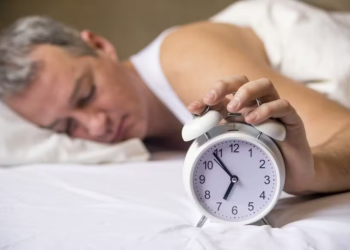 Dormir mal pode custar quase 1 ano na carreira de pessoas com mais de 50 anos, revela estudo