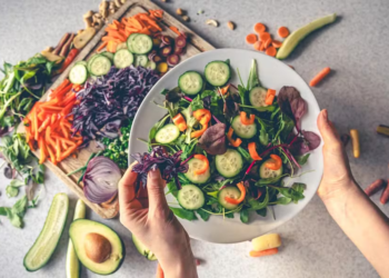 Quem é 60+ tem mesmo que mudar a alimentação? Médico explica