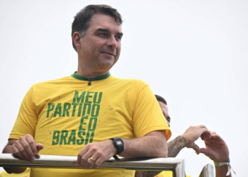 Flávio Bolsonaro explora caso Lulinha para desgastar Lula e foca segurança ao lado de Derrite