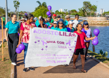 Idosos de Cuiabá participam de caminhada no Parque Tia Nair; Agosto Lilás