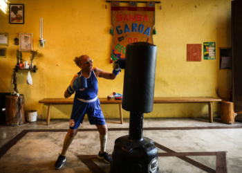Idosas aprendem a lutar boxe e ganham força, equilíbrio e autoestima
