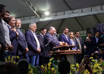 Pastor pede bênção para Flávio Bolsonaro em culto e ora por Brasil livre das ‘garras de Satanás’