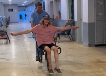 Idoso volta a andar de bicicleta em abrigo e seu sorriso viraliza