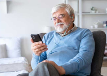 Idosos passam 22 horas por semana no celular; 74,5% usam internet no Brasil e lidera crescimento digital do último ano