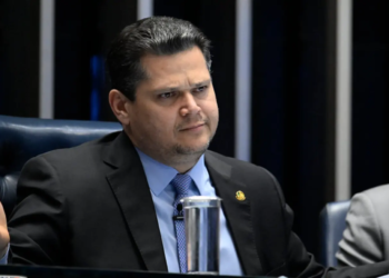 Alcolumbre sinaliza não ter compromisso com votação da PEC 6×1 no plenário