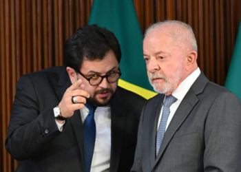 Lula vira alvo de rivais, mas mantém na campanha assessor que pegou empréstimo de amiga de Lulinha