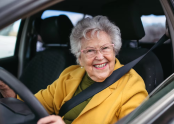 Idosos pagam mais no seguro do carro? Entenda o que influencia o valor da apólice