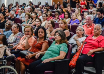 Nova lei garante área com cadeiras para idosos em eventos culturais em Mato Grosso