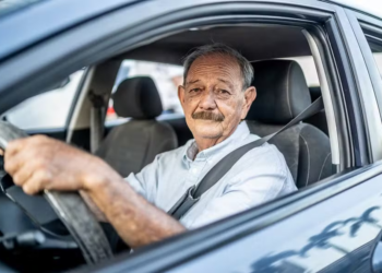 Carros mais tecnológicos e digitais confundem motoristas idosos