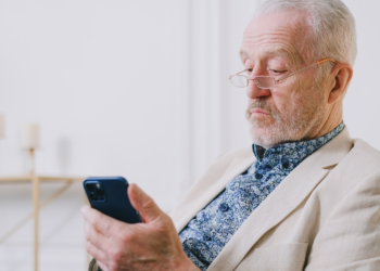 Uso do celular ajuda idosos a ganhar autonomia, mas exige cuidados