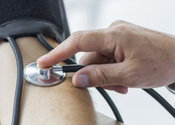 De manhã ou à noite? O que as pesquisas realmente dizem sobre o melhor horário para tomar medicamentos para pressão arterial