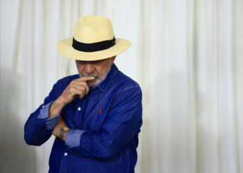 Cartilha do PT orienta militantes a dizer que ‘Lula é católico’ em meio a fake news da padroeira
