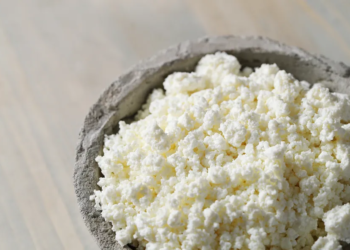Queijo cottage: como o superalimento preserva a massa muscular e promove a longevidade?