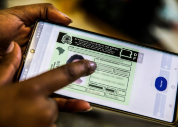 Sem login, sem direitos: idosos sofrem com exclusão digital