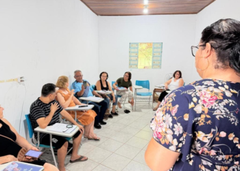Aos 80 anos, aluno aprende a usar celular em curso gratuito de inclusão digital da Seciteci