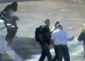 Voo que com Flávio Bolsonaro e familiares pousa em Miami, nos EUA