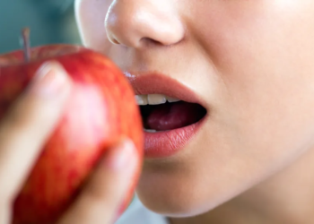 As frutas indicadas para comer depois dos 50 anos que ajudam a abaixar o açúcar no sangue