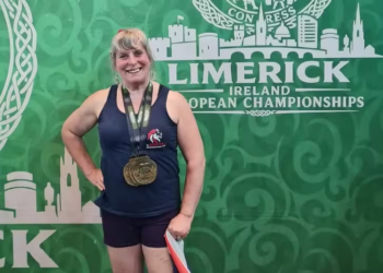 Aos 65 anos, mulher é tricampeã mundial de levantamento de peso após começar treinos há dois anos e meio