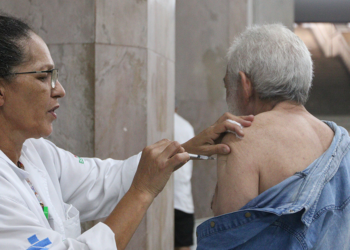 Muito além de evitar infecções: como as vacinas podem proteger o cérebro e o coração dos idosos