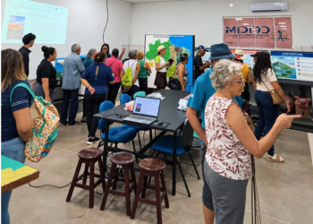 Unemat recebe idosos para visita guiada sobre astronomia e mudanças climáticas em Cáceres